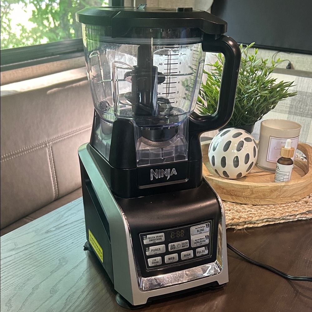 Ninja Black and Silver Kitchen Blender